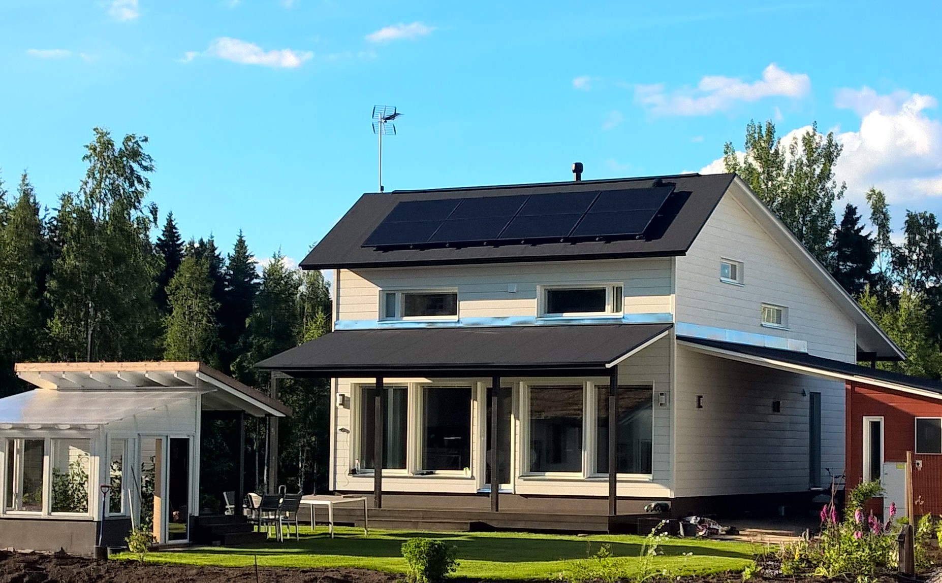 Aurinkosähköä omakotitaloon Omakotitalo jossa aurinkopaneelit katolla
